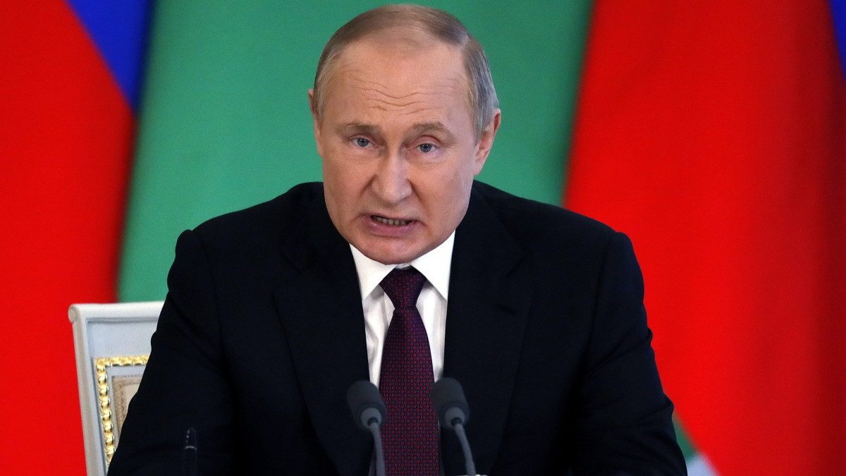 Vlagyimir Putyin orosz elnök beszél a Serdar Berdimuhamedow türkmén elnökkel közös sajtótájékoztatón a moszkvai Kremlben 2022. június 10-én.