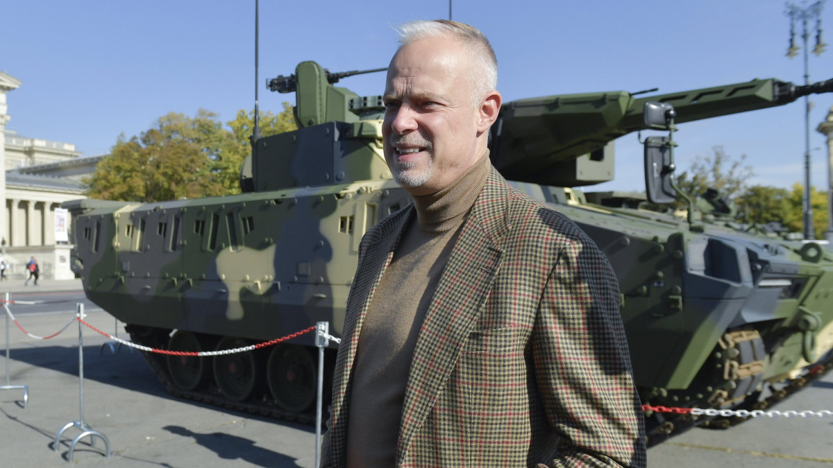 Szalay-Bobrovniczky Kristóf honvédelmi miniszter a Magyar Honvédség toborzó napján a Hősök terén 2022. október 16-án. A háttérben a Magyar Honvédség új, lánctalpas, gépesített lövész gyalogsági harcjárműve, a Rheinmetall által gyártott Lynx KF41.