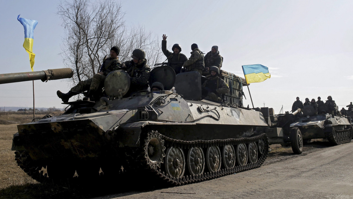 Artemivszk, 2015. február 27.Ukrán katonák integetnek páncélozott harcjárművükön a kelet-ukrajnai Artemivszk település közelében 2015. február 27-én. A nap folyamán az ukrán hadsereg megkezdte a nehézfegyverek kivonását a front menti ütközőzónából. (MTI/EPA/Anasztaszja Vlaszova)
