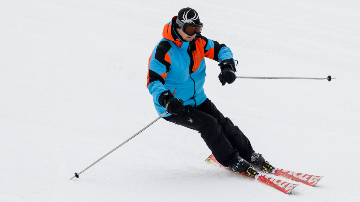 Síelő az eplényi síarénában a szezonnyitó napján, 2022. december 14-én.
