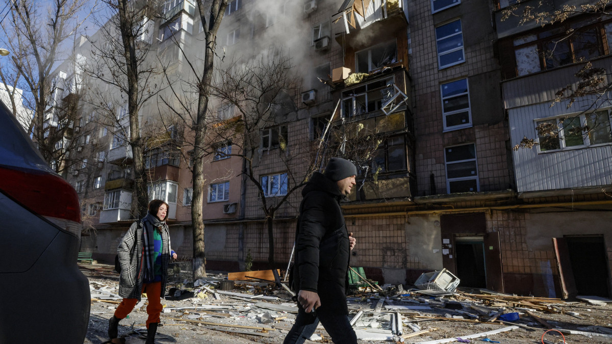 Ukrán rakétatámadásban megsérült lakóház az Oroszországhoz csatolt kelet-ukrajnai Donyeckben 2022. december 6-án. Ezen a napon három rakétatámadás érte a várost, a helyi területvédelmi parancsnokság szerint legalább hat civil életét vesztette, tíz pedig megsebesült.