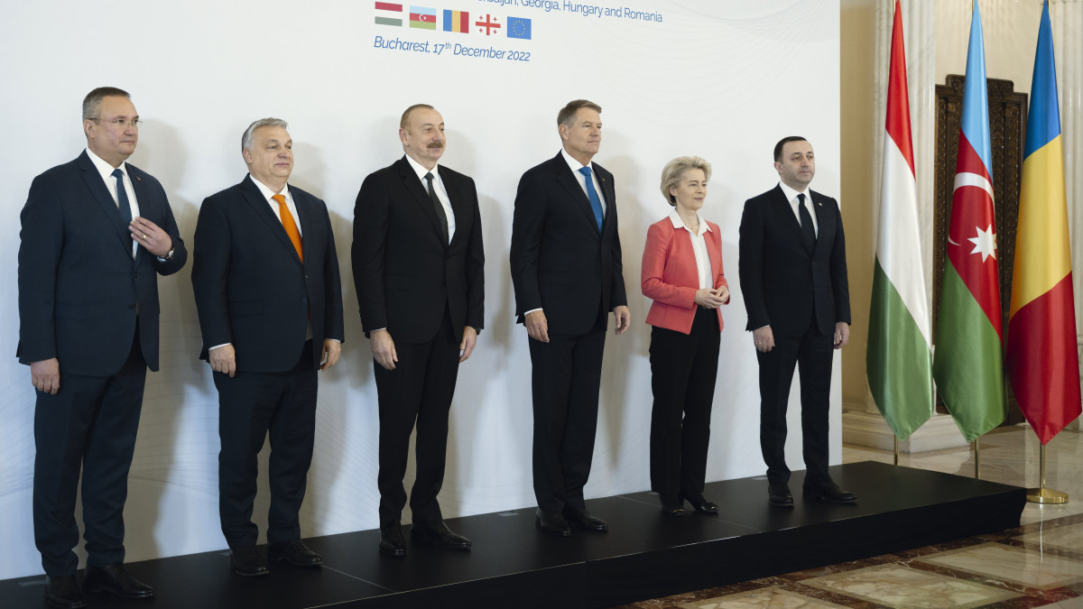 A Miniszterelnöki Sajtóiroda által közreadott képen Orbán Viktor miniszterelnök (b2), Nicolae Ciuca román kormányfő (b), Ilham Alijev azerbajdzsáni elnök (b3), Klaus Iohannis román államfő (b4), Ursula von der Leyen, az Európai Bizottság elnöke (b5) és Irakli Garibasvili georgiai miniszterelnök Bukarestben, a Cotroceni-palotában 2022. december 17-én. A román fővárosban írták alá az Azerbajdzsánból Georgián és Románián keresztül Magyarországra áramot szállító villamosenergia-hálózatról szóló szerződést.