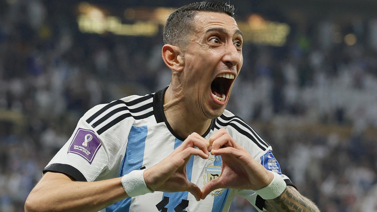 Az argentin Ángel di María, miután berúgta csapata második gólját Hugo Lloris francia kapusnak a katari labdarúgó-világbajnokság döntőjében játszott Argentína-Franciaország mérkőzésen a Loszaíl Stadionban 2022. december 18-án.