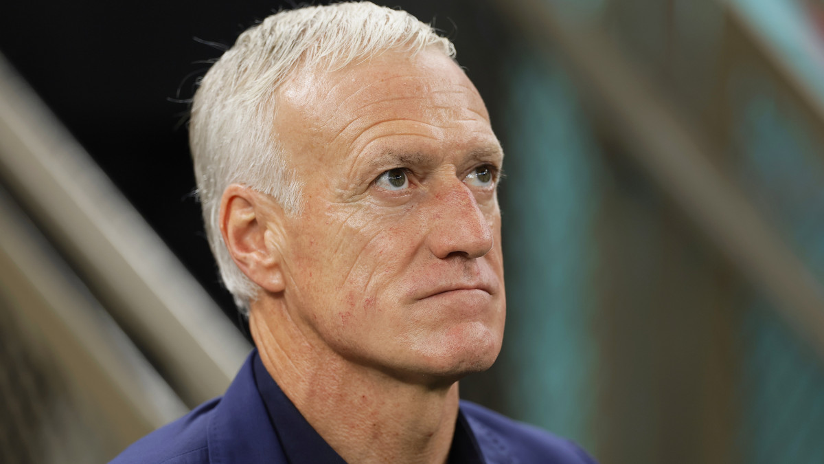 Didier Deschamps francia szövetségi kapitány a katari labdarúgó-világbajnokság döntőjében játszott Argentína-Franciaország mérkőzés előtt a Loszaíl Stadionban 2022. december 18-án.