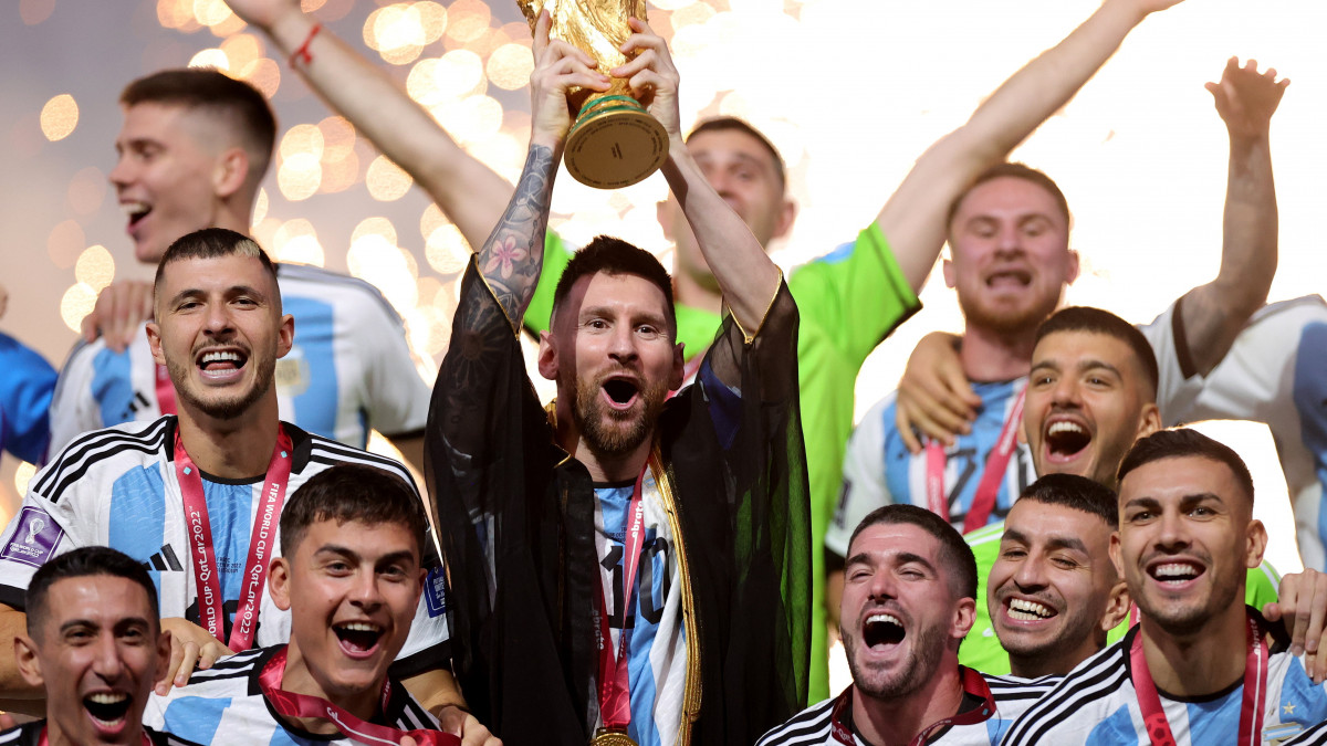 Lionel Messi argentin csapatkapitány felmutatja a FIFA-világkupát, a vb trófeáját, miután csapata 4-2-re győzött a katari labdarúgó-világbajnokság döntőjében játszott Argentína-Franciaország mérkőzés 3-3-as hosszabbítása utáni tizenegyes-párbajban a Loszaíl Stadionban 2022. december 18-án.