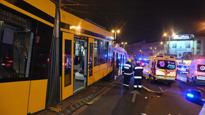 Összeütközött két villamos a Petőfi hídon, hatan megsérültek – fotók