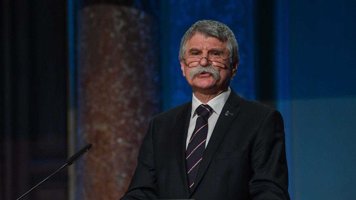 Kövér László, az Országgyűlés elnöke beszédet mond a 2022. évi Gábor Dénes-díjak ünnepélyes átadásán a Magyar Tudományos Akadémia dísztermében 2022. december 19-én.