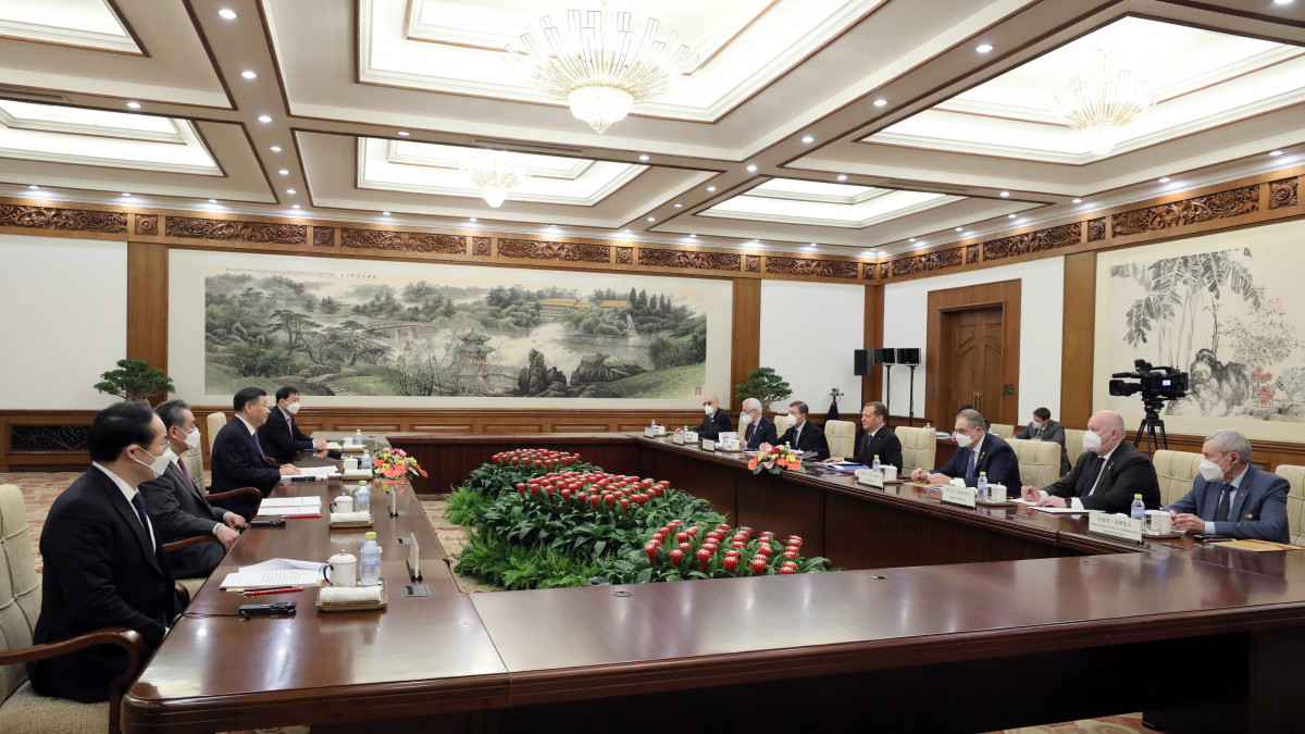 Dmitrij Medvegyev, az orosz biztonsági tanács elnökhelyettese (j4) és Hszi Csin-ping kínai elnök (b3) megbeszélést folytat Pekingben 2022. december 21-én.