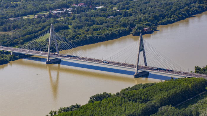 Egy férfi holtteste sodródott ki a Duna partjára a Megyeri hídnál