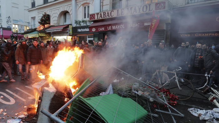 Tüntetők és rohamrendőrök háborújával hangol Párizs karácsony előtt - képek