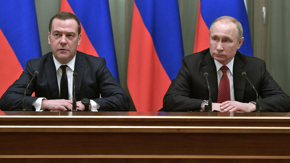 Dmitrij Medvegyev orosz miniszterelnök (b) és Vlagyimir Putyin orosz államfő kabinetülésen vesz részt a moszkvai Kremlben 2020. január 15-én. Az ülésen Medvegyev bejelentette, hogy kormányával együtt lemond. Putyin elfogadta a lemondást, ugyanakkor felkérte a kormány tagjait, hogy az új kabinet megalakulásáig ideiglenesen folytassák feladataik ellátását. Az államfő felajánlotta továbbá Medvegyevnek az orosz biztonsági tanács helyettes elnökhelyettesi posztját.