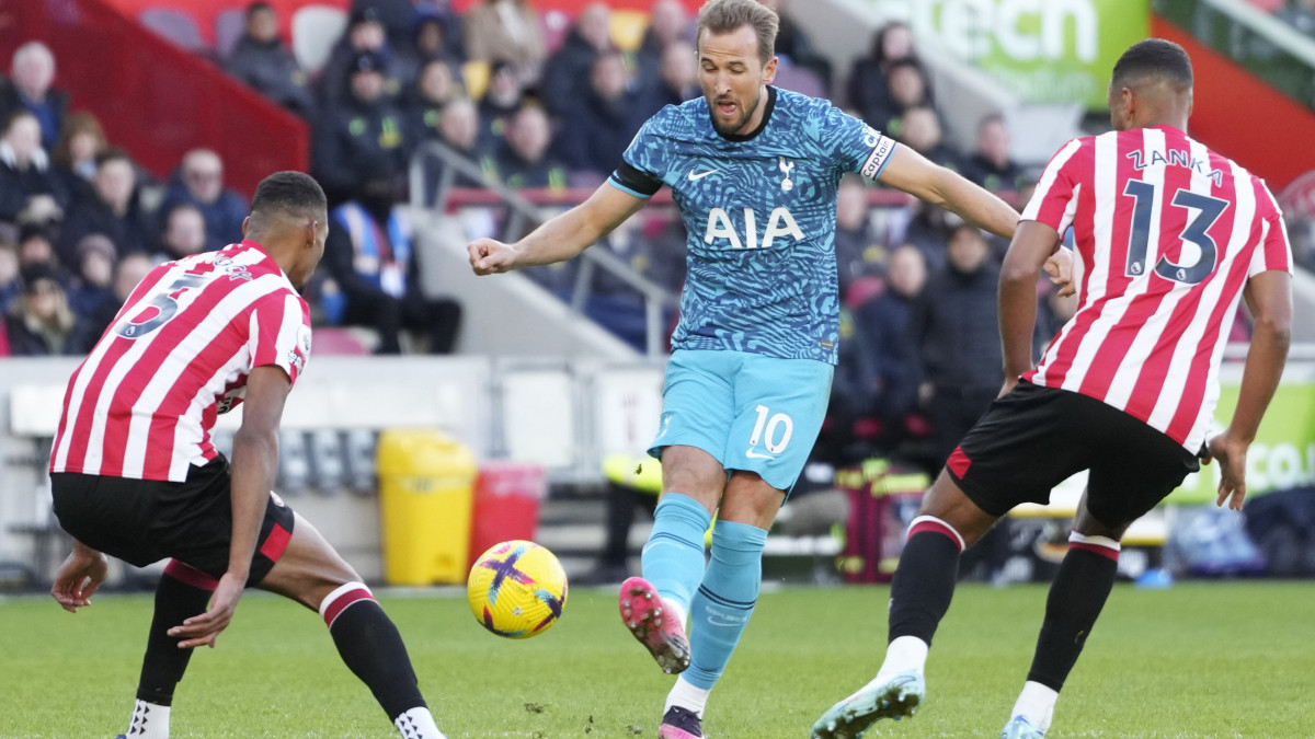 Harry Kane (k), a Tottenham Hotspur játékosa az angol első osztályú labdarúgó-bajnokságban játszott Brentford-Tottenham Hotspur mérkőzés végén Londonban 2022. december 26-án. A mérkőzés eredménye 2-2-es döntetlen lett.