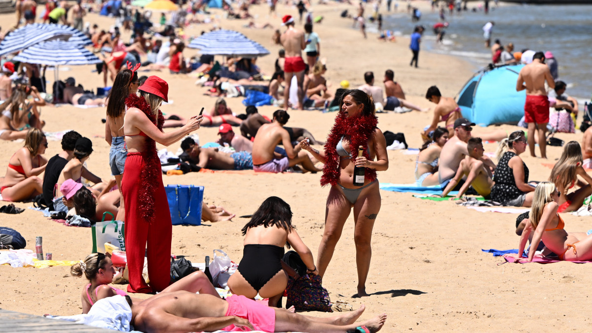 Fürdőzők a sydneyi Bondi tengerparti strandon karácsony első napján, 2022. december 25-én.