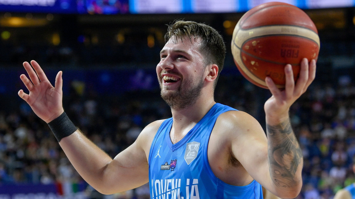 A szlovén Luka Doncic a férfi kosárlabda Európa-bajnokság Franciaország - Szlovénia mérkőzésén a kölni Lanxess Arénában 2022. szeptember 7-én.