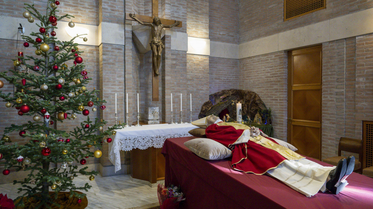 XVI. Benedek nyugalmazott pápa felravatalozott holtteste a vatikáni Mater Ecclesiae-kolostorban 2023. január 1-jén, halálának másnapján. A 95 esztendős emeritus pápa 2005 és 2013 között volt a római katolikus egyház feje.