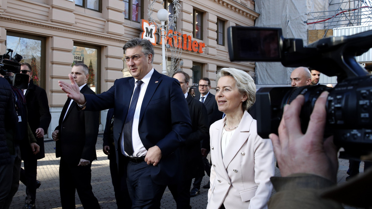 Ursula von der Leyent, az Európai Bizottság elnökét (j) fogadja Andrej Plenkovic horvát miniszterelnök (k, balra) Horvátország schengeni övezethez történő  csatlakozásának alkalmából Zágrábban 2023. január 1-jén. Horvátország ettől a naptól huszadik országként csatlakozott az euróövezethez, valamint a schengeni övezet teljes jogú tagjává vált.