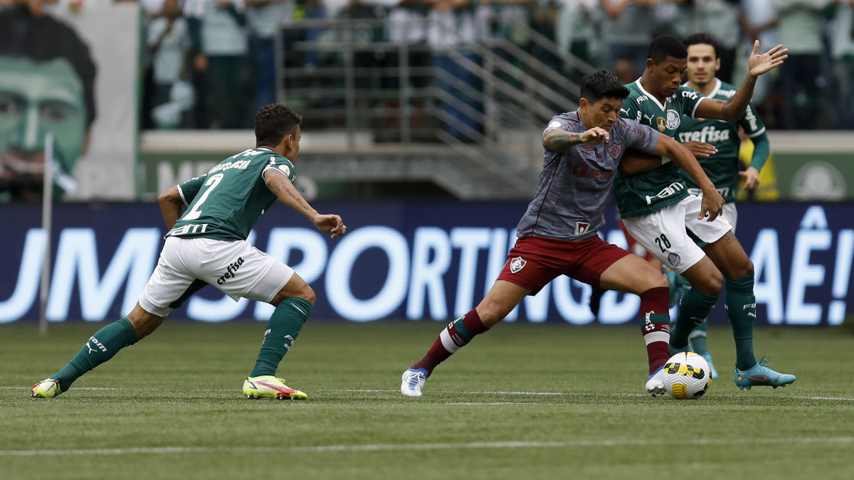 SAO PAULO, BRAZIL - MAY 08: Danilo (R) of Palmeiras competes for the ball with German Cano (C) of Fluminense during the match between Palmeiras and Fluminense as part of Brasileirao 2022 at Allianz Parque on May 08, 2022 in Sao Paulo, Brazil. (Photo by Ricardo Moreira/Getty Images)