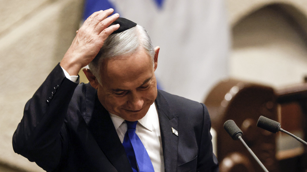 Benjámin Netanjahu megválasztott izraeli miniszterelnök beszéde után az új kormány eskütételén a parlament, a kneszet jeruzsálemi épületében 2022. december 29-én. A 120 képviselőből 63 szavazott bizalmat az új kormánynak, 54 ellenében. A kormánykoalíció a jobboldali Likud párt, a szélsőségesen jobboldali Vallásos Cionisták nevű telepespárt, az ultranacionalista Zsidó Erő (Ocma Jehudit) párt, valamint az európai eredetű ultraortodox askenázik Egyesült Tórapártjából és a keleti ultraortodoxok Sasz pártjából áll.