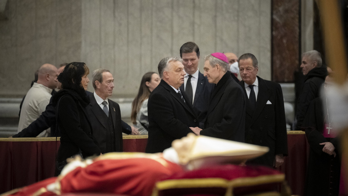 A Miniszterelnöki Sajtóiroda által közreadott képen Orbán Viktor miniszterelnök (k) és felesége, Lévai Anikó (b) lerója kegyeletét a december 31-én elhunyt XVI. Benedek nyugalmazott pápa ravatalánál Rómában, a Szent Péter-bazilikában 2023. január 3-án. Jobbra Georg Gänswein érsek (j), mögöttük Habsburg-Lotharingiai Eduárd Károly, Magyarország vatikáni nagykövete (k, hátul).
