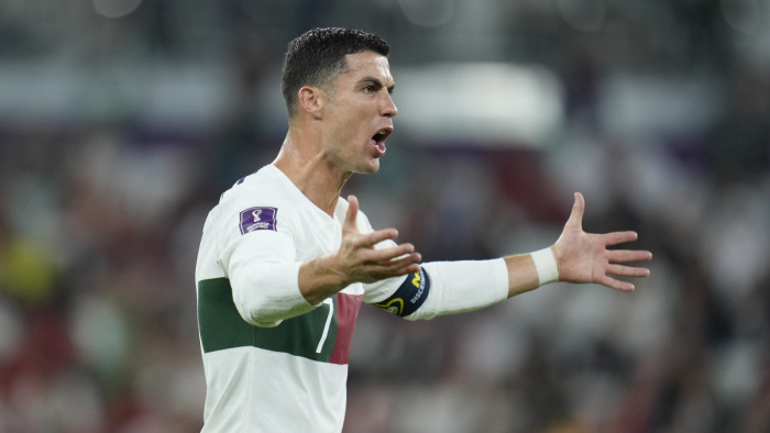 Cristiano Ronaldót virágcsokrokkal és vörös szőnyeggel fogadták Szaúd-Arábiában