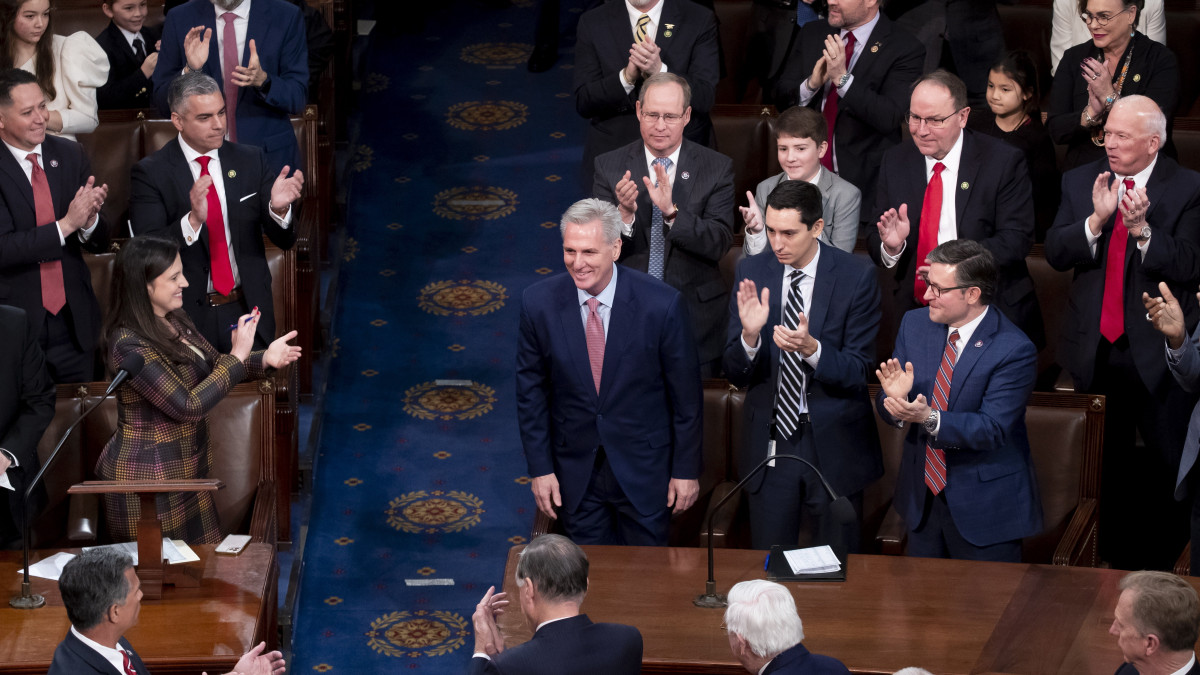 Kevin McCarthy kaliforniai republikánus képviselőt, az amerikai képviselőház republikánus képviselőcsoportjának vezetőjét és házelnökjelöltjét megtapsolják, miután voksolt a tisztségről tartott szavazáson, az amerikai félidős kongresszusi választások eredményeképpen létrejövő képviselőház alakuló ülésén a kongresszus washingtoni épülete, a Capitolium üléstermében 2023. január 3-án.