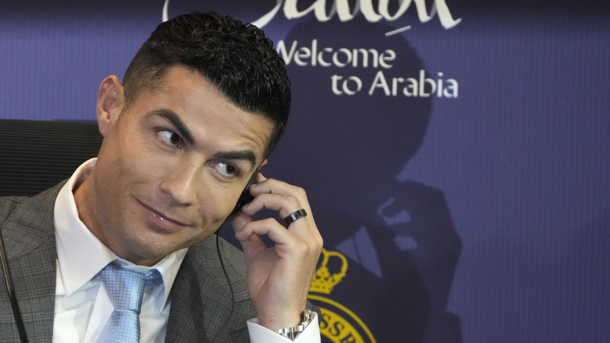 Cristiano Ronaldo portugál futballcsillag egy sajtóértekezleten, amint bemutatják az an-Nászr szaúd-arábiai labdarúgóklub új játékosaként Rijádban 2023. január 3-án. Az ötszörös aranylabdás, 37 éves Ronaldo 2022. december 30-án két évre a szaúdi klubhoz szerződött.