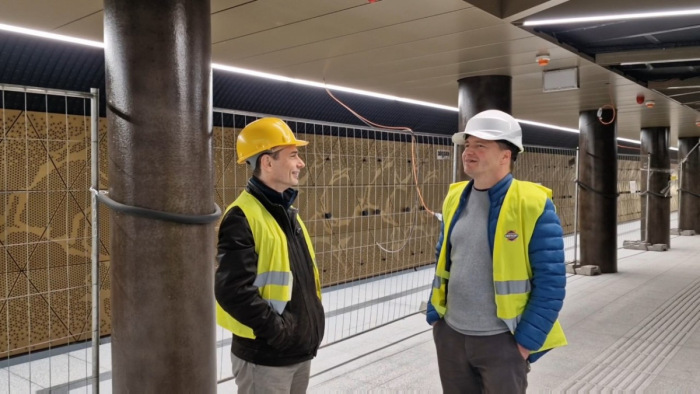 Arany mintázatok látványa tárul elénk a frissen felújított Ferenciek tere metróállomáson – képek, videó