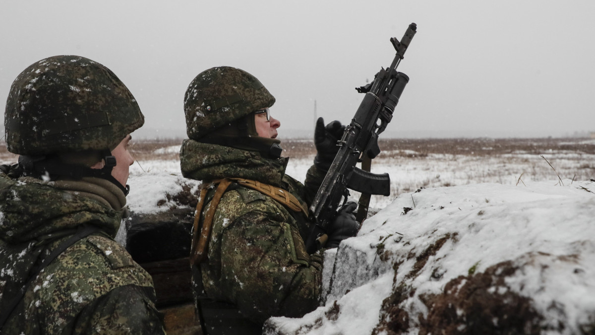 Besorozott újoncokat képeznek ki az orosz védelmi minisztérium noginszki gyakorlóterén 2022. december 13-án. Az orosz védelmi miniszter szerint eddig több mint 300 ezer embert képeztek ki az Ukrajna elleni háború miatt szeptember 21-én elrendelt részleges mozgósítás keretében.