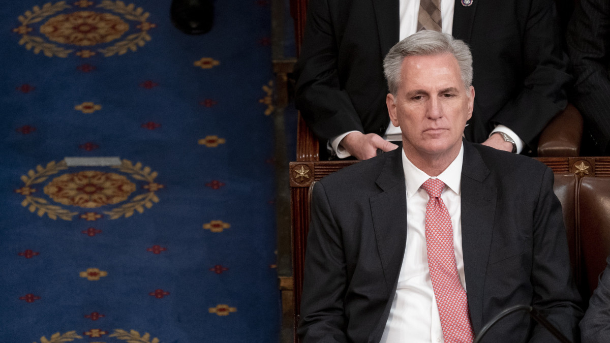 Kevin McCarthy kaliforniai republikánus képviselő, az amerikai képviselőház republikánus képviselőcsoportjának vezetője és házelnökjelöltje a kongresszus washingtoni épületében, a Capitoliumban a képviselőházi elnökválasztás harmadik napján, 2023. január 5-én.