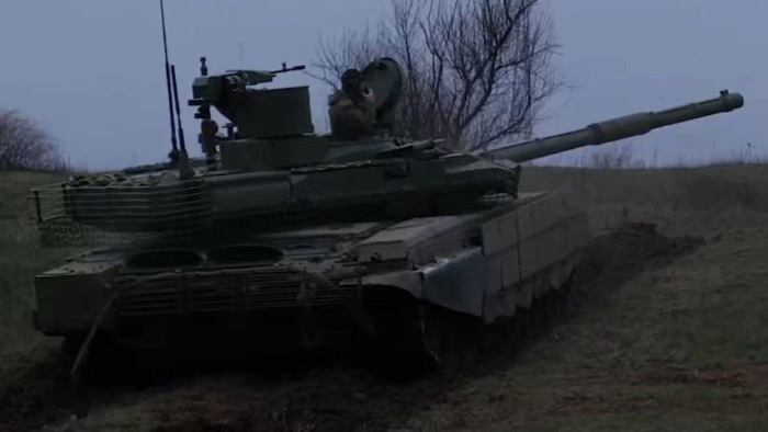 Elképesztő felvétel: lángolva vonul vissza az orosz harckocsi