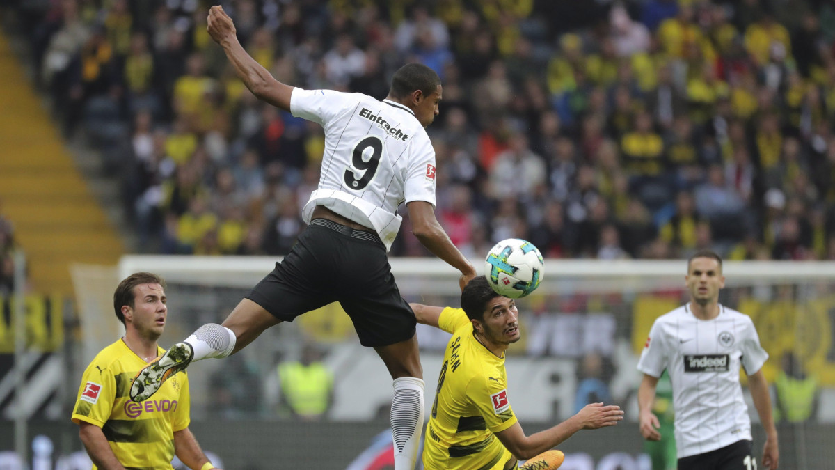 Sebastien Haller, az Eintracht Frankfurt (fent) és Nuri Sahin, a Borussia Dortmund játékosa (j) a német első osztályú labdarúgó-bajnokság 2017. október 21-i mérkőzésén Dortmundban.