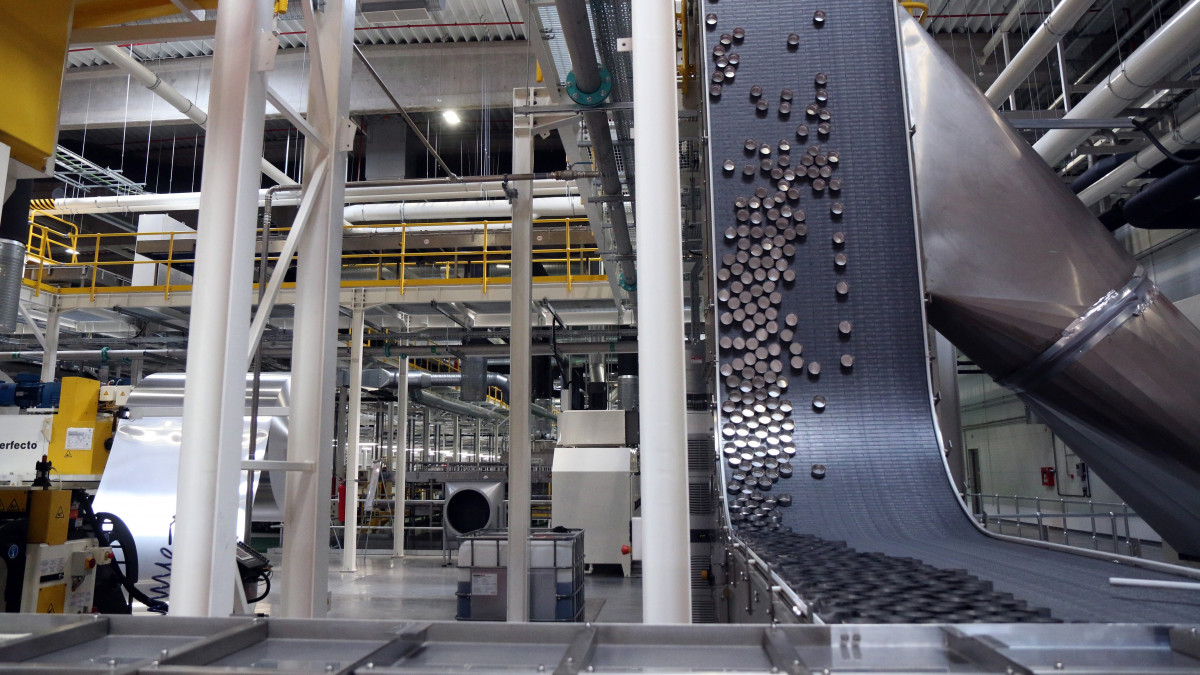Gyártósor a Hell cégcsoport alumínium italdobozokat gyártó szikszói üzemében, az avatás napján, 2017. június 30-án. Az üzem az energiaitalt gyártó társaság tulajdonában lévő Quality Pack Zrt. 30 milliárd forintos beruházásában épült.