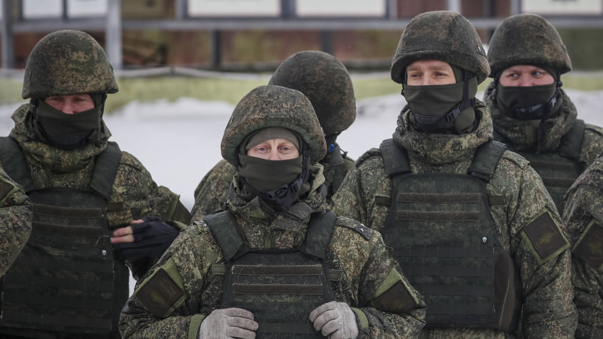Besorozott újoncok kiképzésre érkeznek az orosz védelmi minisztérium noginszki gyakorlóterén 2022. december 13-án. Az orosz védelmi miniszter szerint eddig több mint 300 ezer embert képeztek ki az Ukrajna elleni háború miatt szeptember 21-én elrendelt részleges mozgósítás keretében.