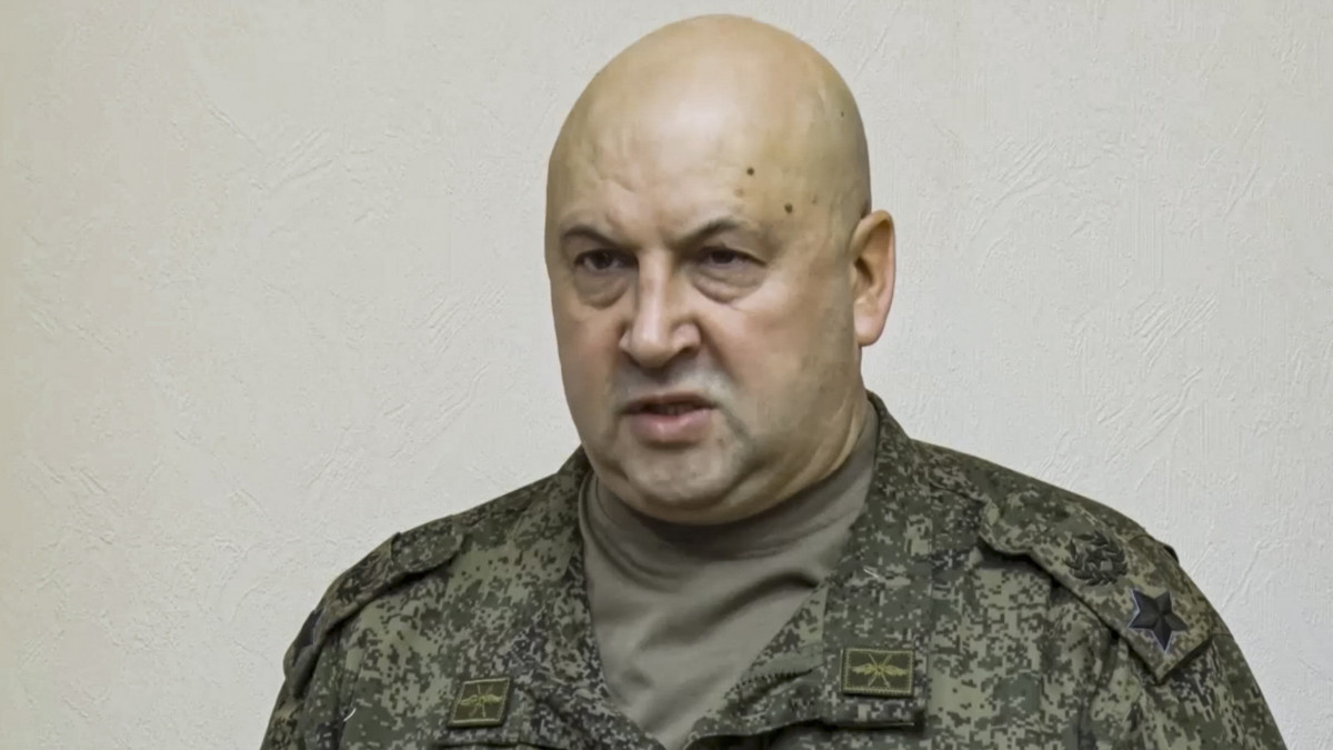 Az orosz védelmi minisztérium sajtószolgálata által 2022. november 9-én közreadott képen Szergej Szurovikin vezérezredes, az Ukrajnában harcoló teljes orosz haderő parancsnoka Szergej Sojgu orosz védelmi miniszternek jelent. Sojgu Szurovikin tábornok javaslatát elfogadva elrendelte az orosz erők kivonulását a dél-ukrajnai Herszonból és visszavonását a Dnyeper folyó bal partjára.