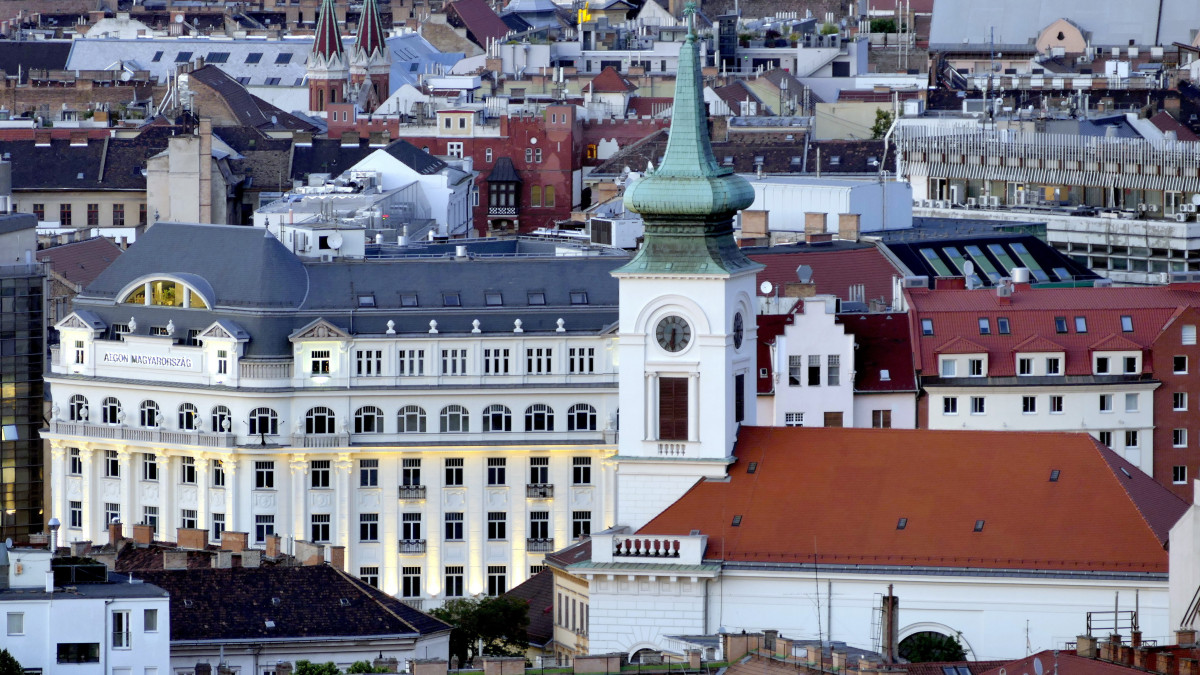 Budapest, 2021. június 17. A Kálvin tér és környéke a főváros VIII. kerületében, alkonyat idején a távolról készült felvételen. Középen balra az AEGON Magyarország biztosító székháza az Üllői út elején. Mellette jobbra a Kálvin téri református gyülekezet klasszicista stílusban emelt temploma, amely Hild Vince tervei alapján épült 1816-1830-ig. Ez a magyar főváros legnagyobb református temploma. MTVA/Bizományosi: Jászai Csaba