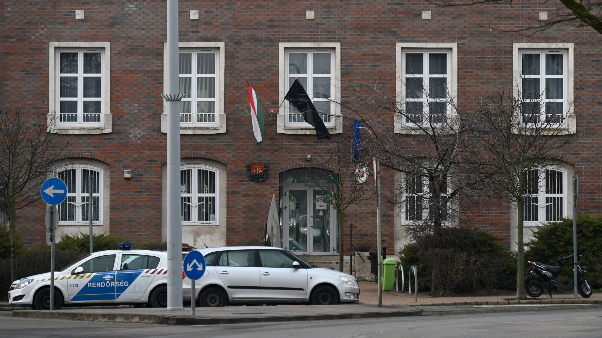 Fekete zászló a Rákospalotai Rendőrkapitányság épületén 2023. január 13-án. A rendőrség elindította az előző napon este megölt Baumann Péter körzeti megbízott hősi halottá nyilvánítási folyamatát - jelentette be a rendőrség szóvivője budapesti sajtótájékoztatóján. Három intézkedő rendőrt késsel sebesített meg egy támadó Újbudán, egyikük belehalt sérüléseibe. A támadót elfogták.