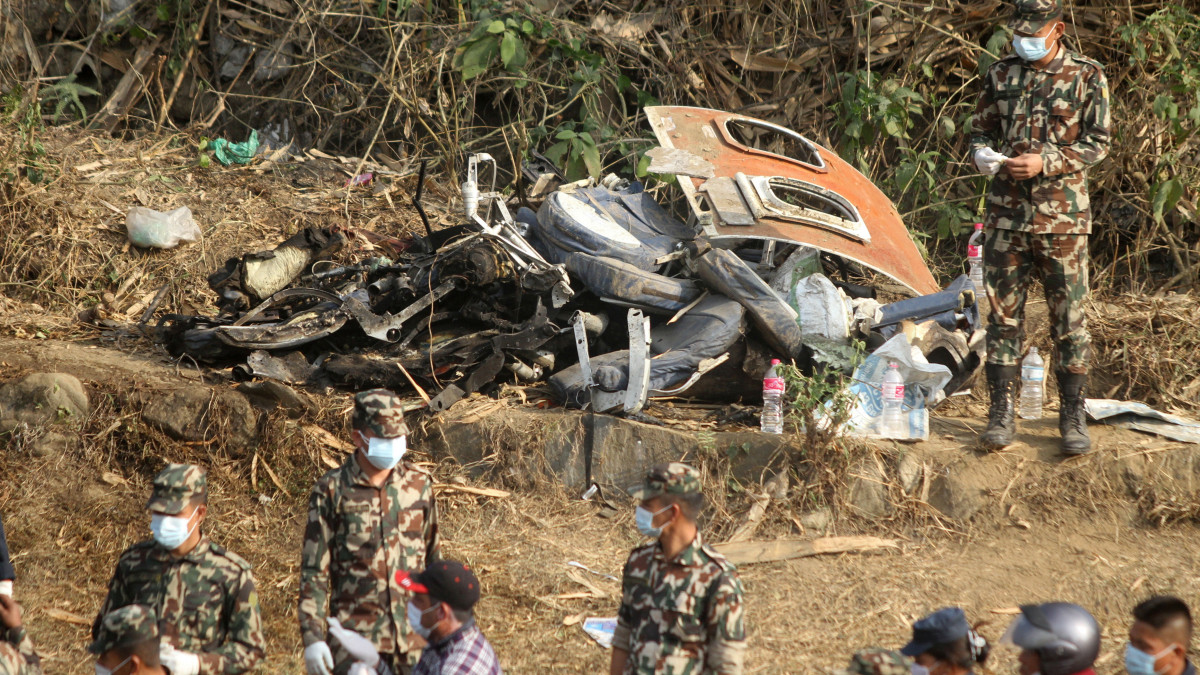 A roncsoknál mentők 2023. január 15-én, miután lezuhant a Yeti Airways nepáli légitársaság belföldi járaton közlekedő utasszállító repülőgépe Pokharában, a repülőtér közelében. A fedélzeten tartózkodó 72 ember közül legalább 67 életét vesztette.