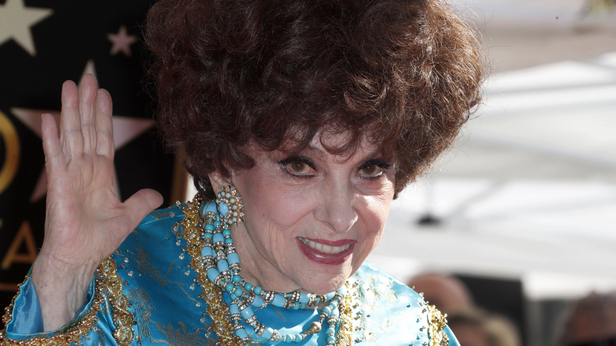 Los Angeles, 2018. február 2.Gina Lollobrigida olasz színésznő a nevét viselő csillag avatási ünnepségén a Hollywoodi hírességek sétányán, Los Angelesben 2018. február 1-jén. Lollobrigidáé a 2628. csillag a sétányon. (MTI/EPA/Mike Nelson)