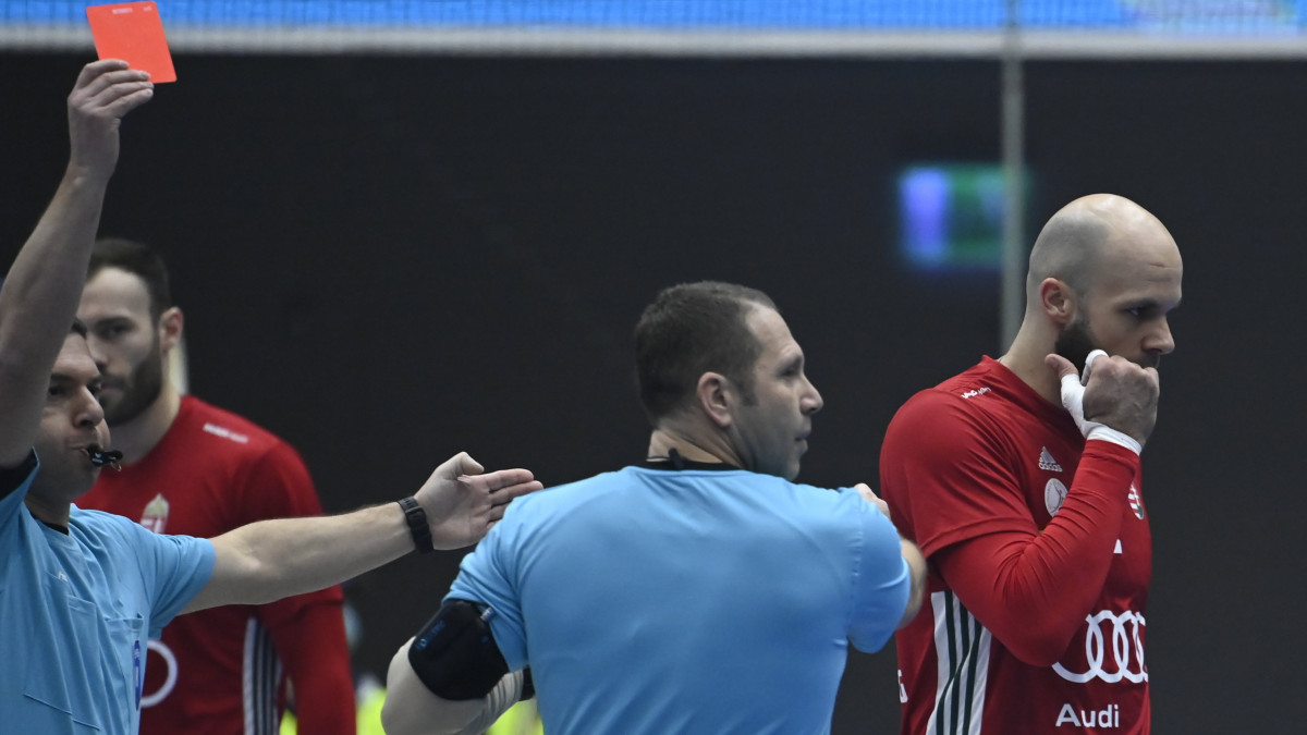 Sipos Adriánt kiállítják a férfi kézilabda olimpiai kvalifikációs világbajnokság harmadik fordulójában, a D csoportban játszott Magyarország-Portugália mérkőzés 48. másodpercében a svédországi Kristianstadban 2023. január 16-án.