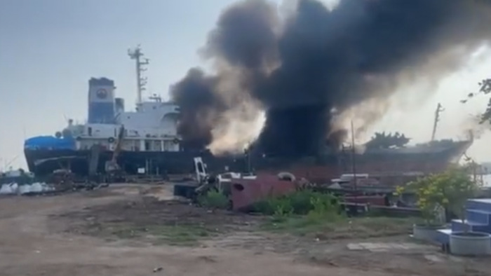 Felrobbant egy olajszállító tartályhajó - videók