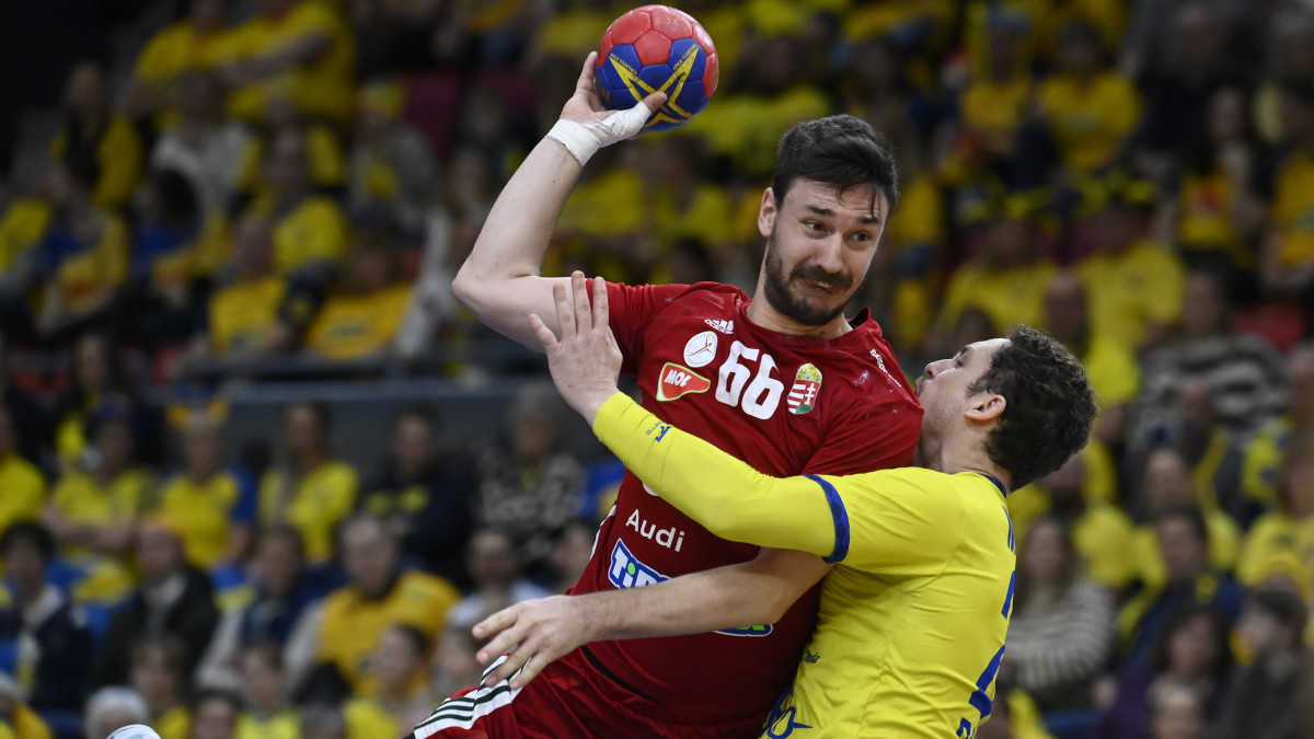 Lékai Máté (b) és a brazil Oswaldo Maestro a férfi kézilabda olimpiai kvalifikációs világbajnokság középdöntőjének 2. fordulójában játszott Magyarország - Brazília mérkőzésen a göteborgi Scandinavium Arénában 2023. január 20-án.