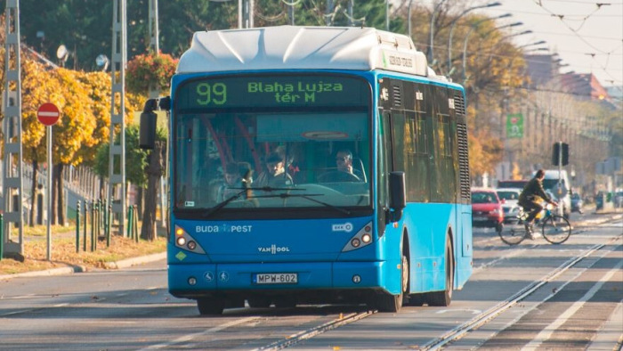 Két embert letartóztattak a 99-es busz vonalán