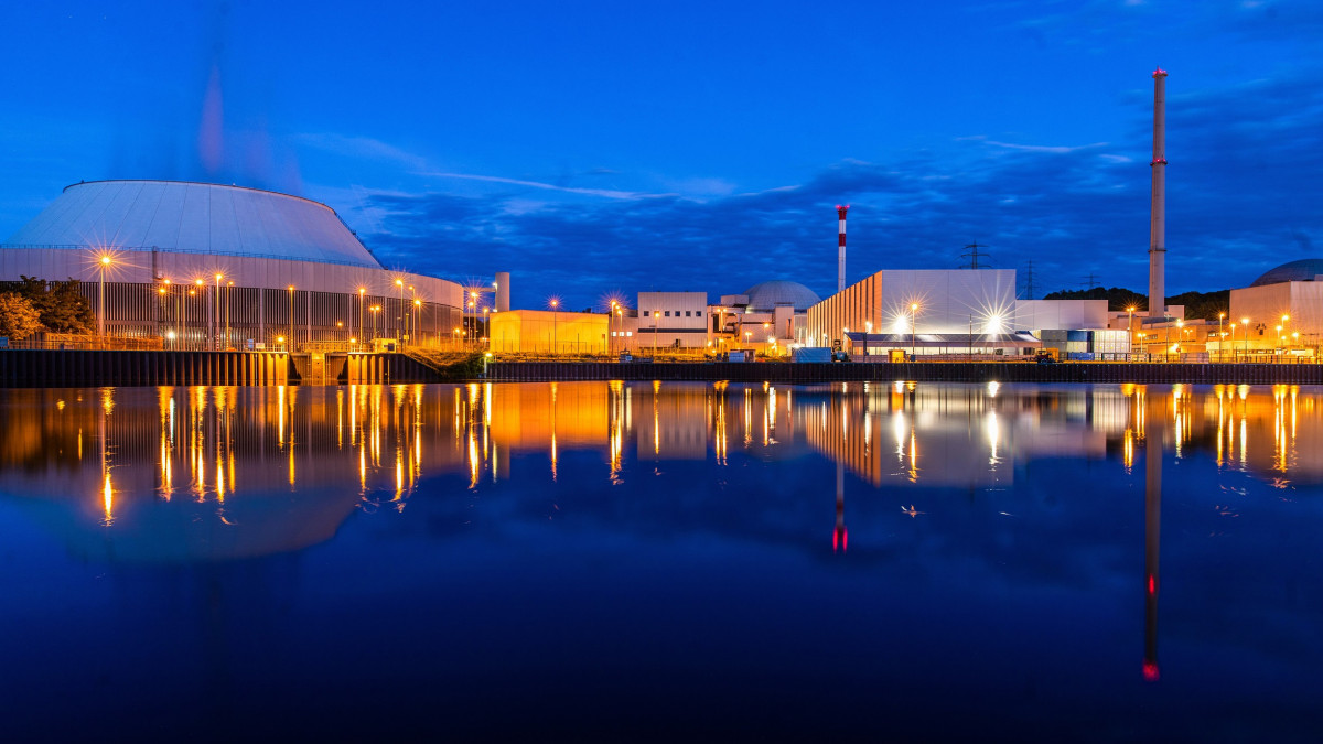 26 July 2022, Baden-Wuerttemberg, Neckarwestheim: At blue hour, the Neckarwestheim nuclear power plant is reflected in the Neckar River. There are currently three nuclear power plants still online in Germany, including Neckarwestheim 2 in Baden-WĂźrttemberg.  CDU leader Merz has called on the federal government to immediately procure new fuel rods for the three remaining nuclear power plants in Germany. Photo: Christoph Schmidt/dpa (Photo by Christoph Schmidt/picture alliance via Getty Images)