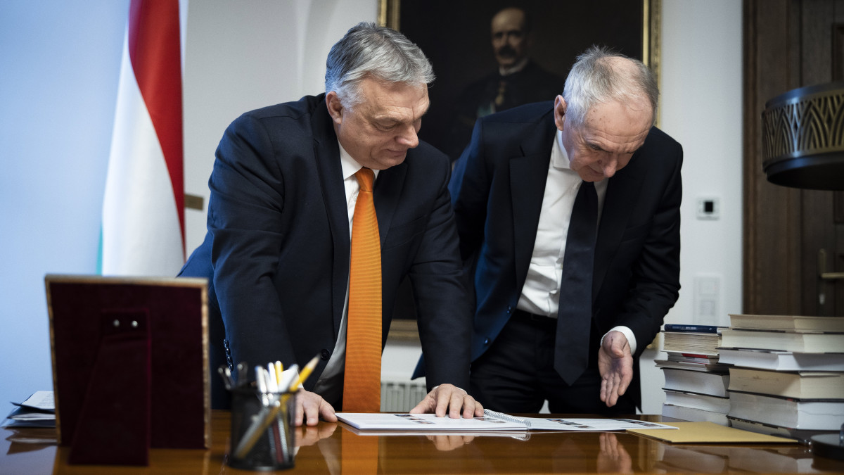A Miniszterelnöki Sajtóiroda által közreadott képen Orbán Viktor kormányfő (b) és Szita Károly, a Megyei Jogú Városok Szövetségének (MJVSZ) elnöke, Kaposvár polgármestere tárgyal a Karmelita kolostorban 2023. január 26-án.