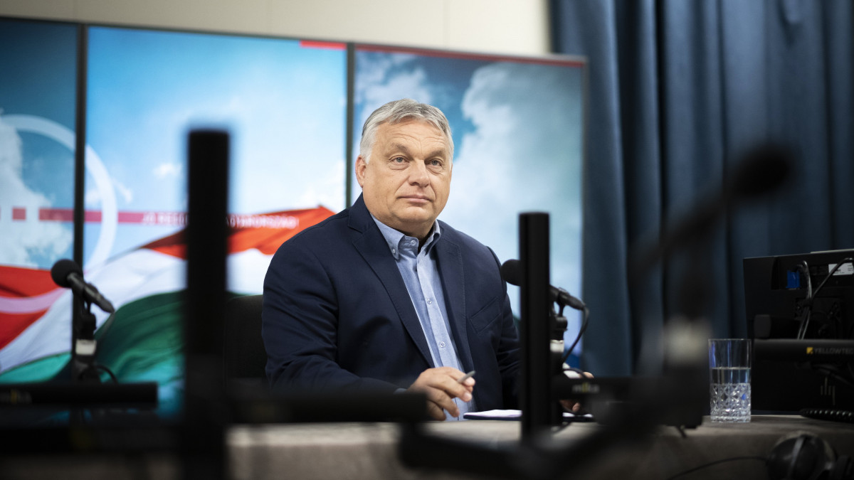 A Miniszterelnöki Sajtóiroda által közreadott képen Orbán Viktor kormányfő a Kossuth Rádió stúdiójában, ahol interjút adott a Jó reggelt, Magyarország! című műsorban 2022. július 15-én.