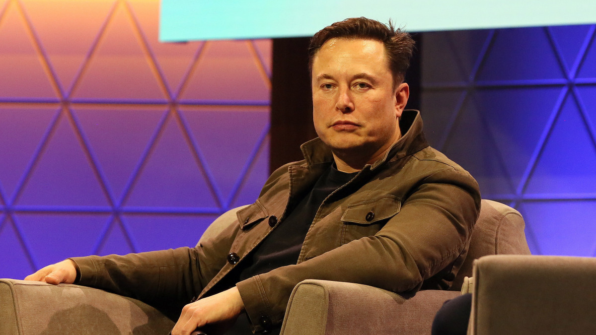 Elon Musk, a Tesla Motors és a SpaceX amerikai űrkutatási magánvállalat vezérigazgatója panelbeszélgetésen vesz részt a világ legjelentősebb számítógépes és videojáték expóján, az E3 elektronikai szakvásáron Los Angelesben 2019. június 13-án.