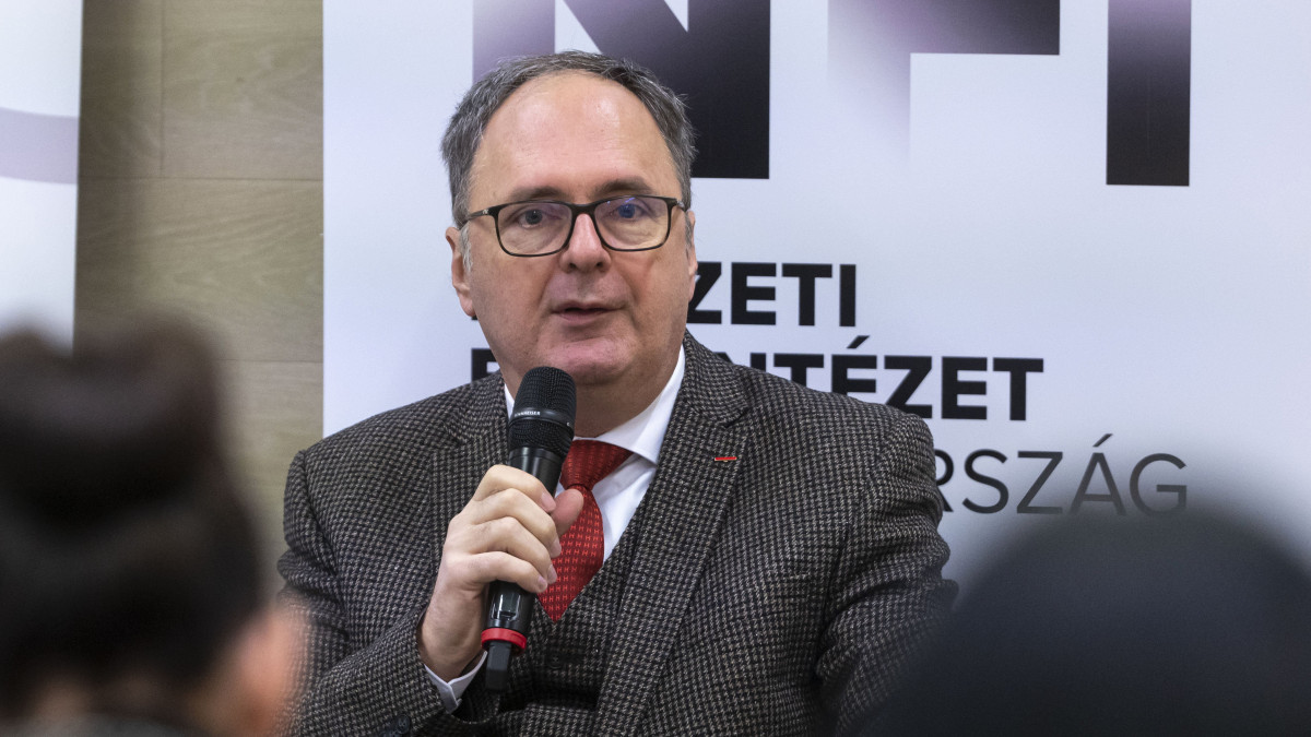 Káel Csaba, a mozgóképipar fejlesztéséért felelős kormánybiztos a közmédia óbudai székházában tartott sajtótájékoztatón 2022. december 9-én. A Nemzeti Filmintézet és a közmédia megállapodásának köszönhetően a Duna mutatja be a legújabb magyar filmeket. Itt debütál a Magyar Mozgókép Díjjal kitüntetett Ida regénye című romantikus film, az Aranybulla sorozat és a Keleti Ágnes olimpiai bajnokról szóló dokumentumfilm. Januárban mutatja be ugyancsak a Duna az MTVA megrendelésére és finanszírozásával készült A helység kalapácsa eposzparódiát,  valamint a Béke - A nemzetek felett című filmet.