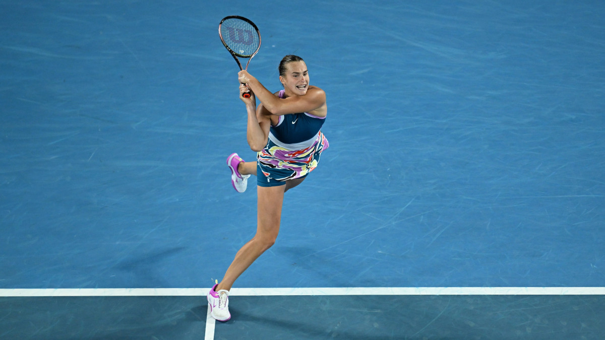 A fehérorosz Arina Szabalenka a kazah Jelena Ribakina ellen játszik az ausztrál nemzetközi teniszbajnokság női egyesének döntőjében Melbourne-ben 2023. január 28-án.