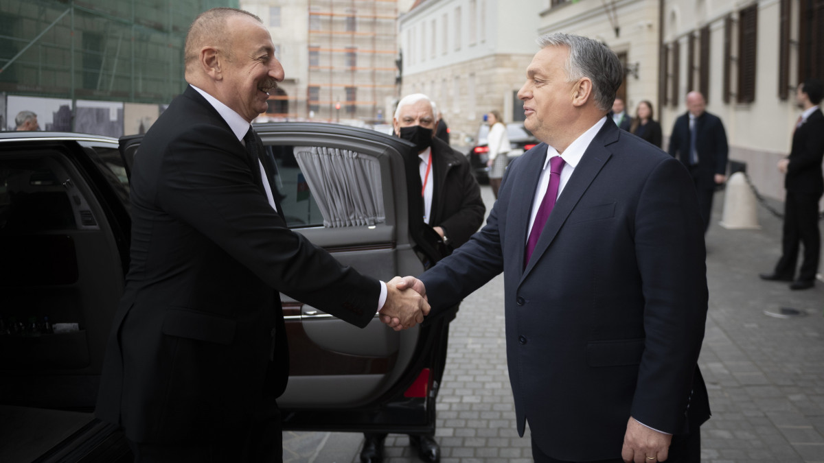 A Miniszterelnöki Sajtóiroda által közreadott képen Orbán Viktor miniszterelnök (j) fogadja Ilham Alijev azerbajdzsáni elnököt a Karmelita kolostorban 2023. január 30-án.
