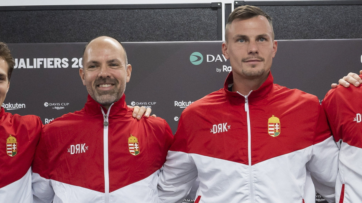 Nagy Zoltán szövetségi kapitány és Fucsovics Márton a Magyarország - Franciaország Davis Kupa-selejtezőről tartott tatabányai sajtótájékoztatón 2023. február 1-jén.